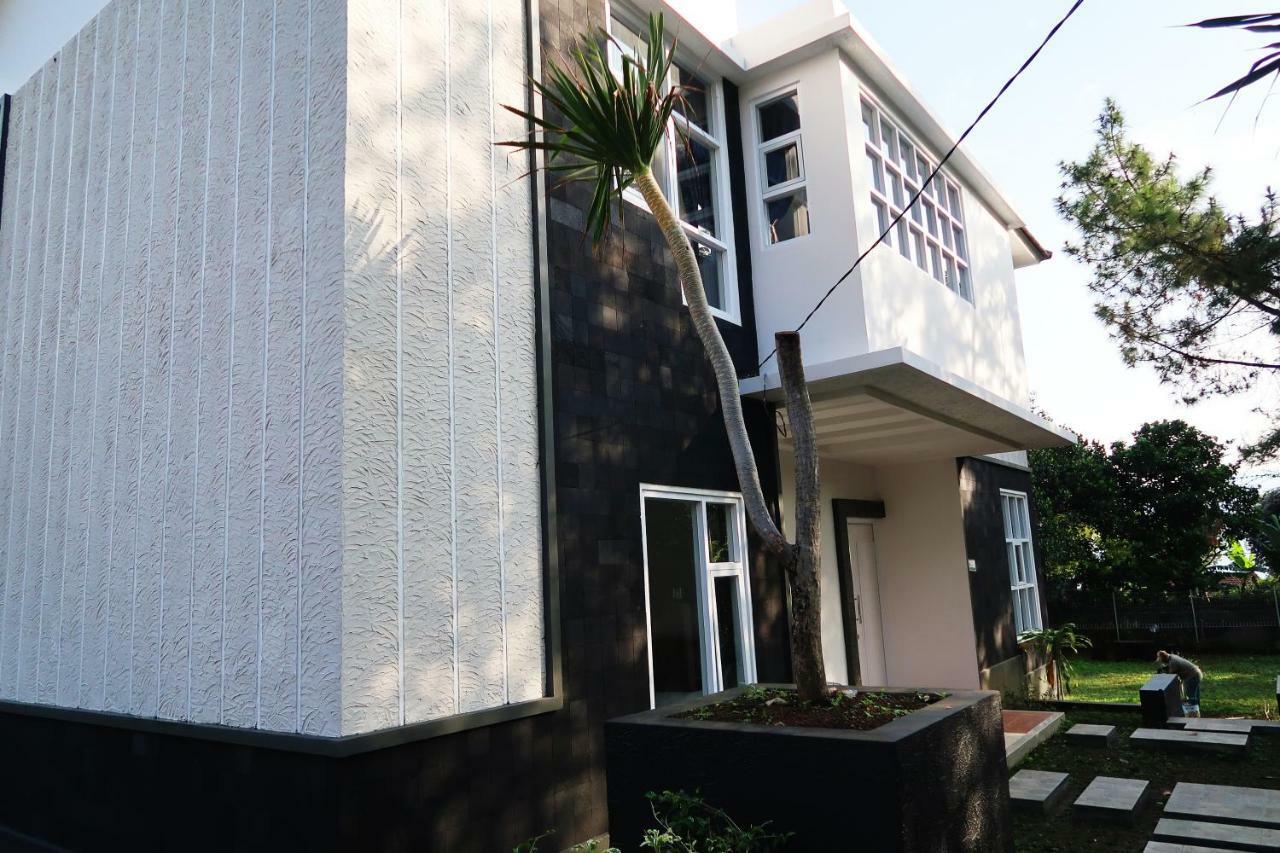 Villa Herrera Puncak Exterior photo